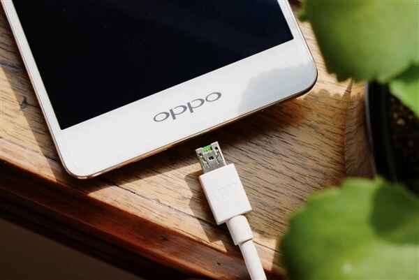 電子產品不配充電器 真的是好事兒嗎